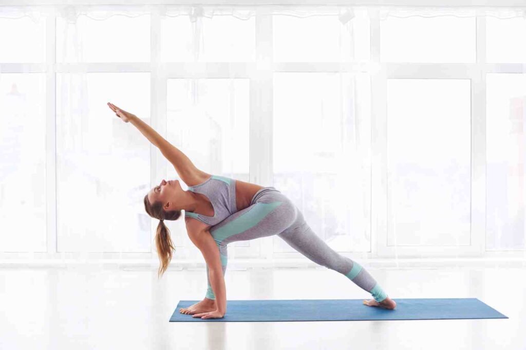 woman maintaining proper spinal alignment during core practice